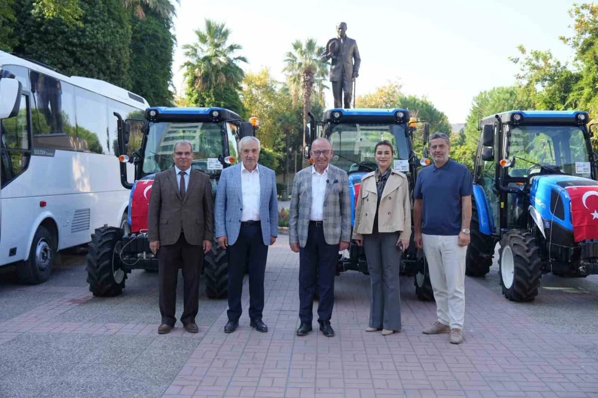 Turgutlu Belediyesi yeni 29 kişilik otobüs ve 3 traktör araç filosuna ekledi