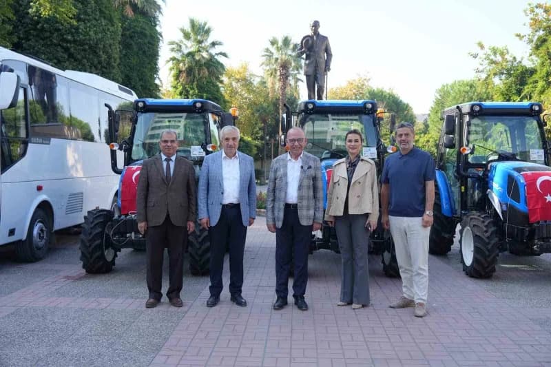 Turgutlu Belediyesi yeni 29 kişilik otobüs ve 3 traktör araç filosuna ekledi