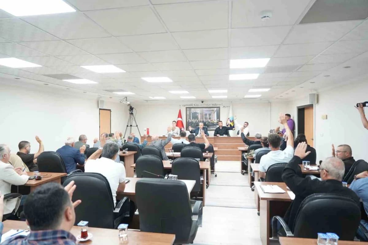 Turgutlu Belediyesi Meclis Toplantısı sırasında Başkan Vekili Hüseyin Maliz konuşma yapıyor
