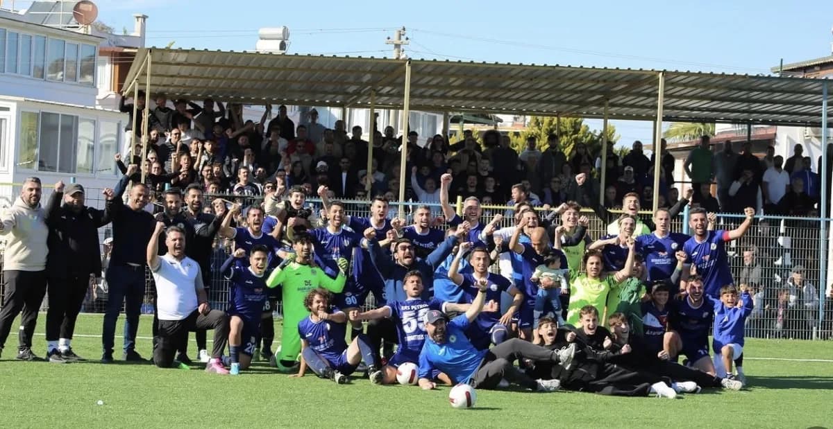 Turgutreis Spor Kulübü futbolcuları ve yönetimi, Muğla şampiyonluğu sonrası tesis önünde poz veriyor