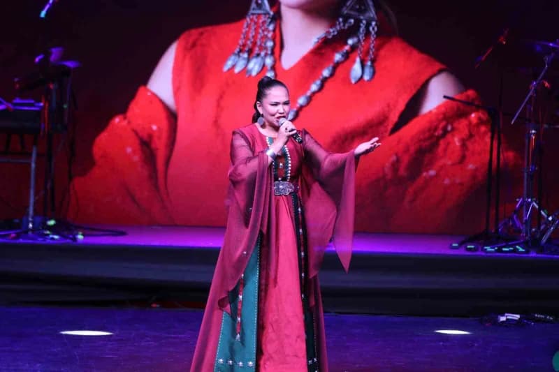 Kocaeli Kongre Merkezi’nde Türk Dünyası Gençlik Buluşması etkinliğinde sahnede performans sergileyen sanatçılar ve gençl