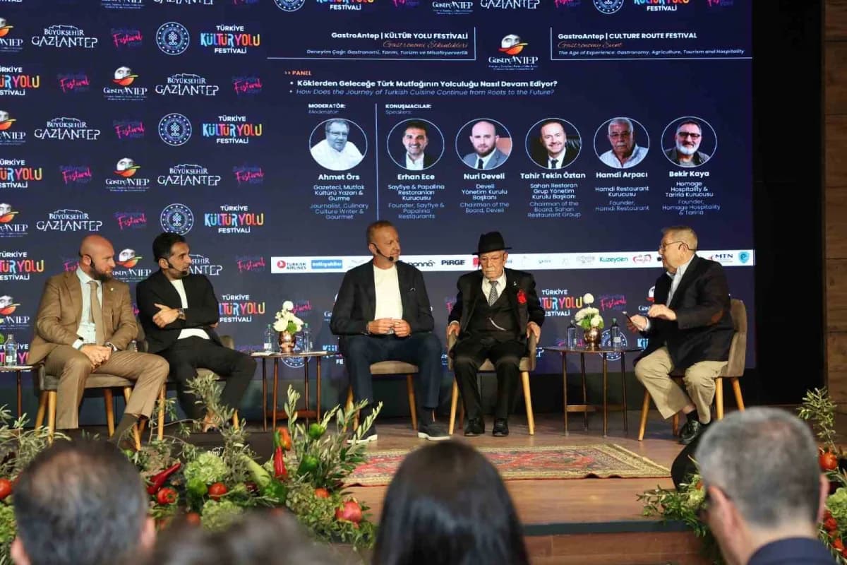 Gaziantep'te düzenlenen Türk mutfağı panelinden bir kare, katılımcılar ve Başkan Fatma Şahin