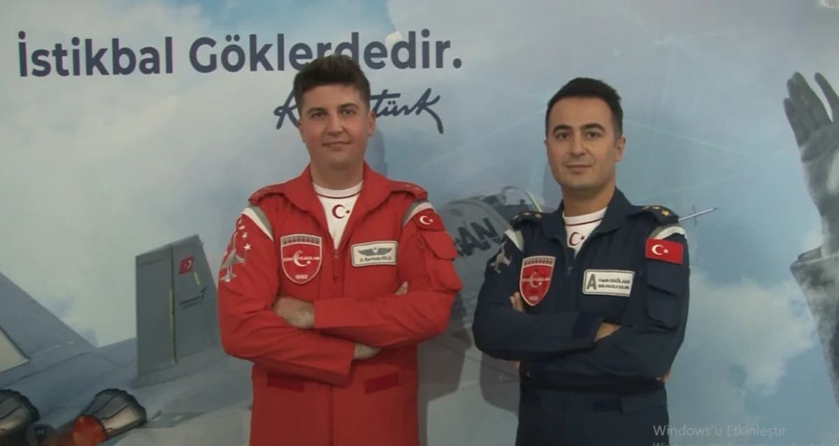 Türk Yıldızları pilotları Şanlıurfa semalarında TEKNOFEST kapsamında akrobasi gösterisi yaparken