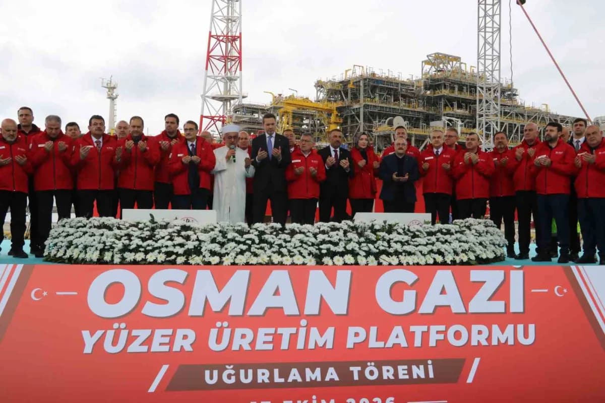 Türkiye’nin ilk yüzer doğalgaz işleme tesisi Osman Gazi, 20 yıl boyunca görev yapacağı Karadeniz’e uğurlandı