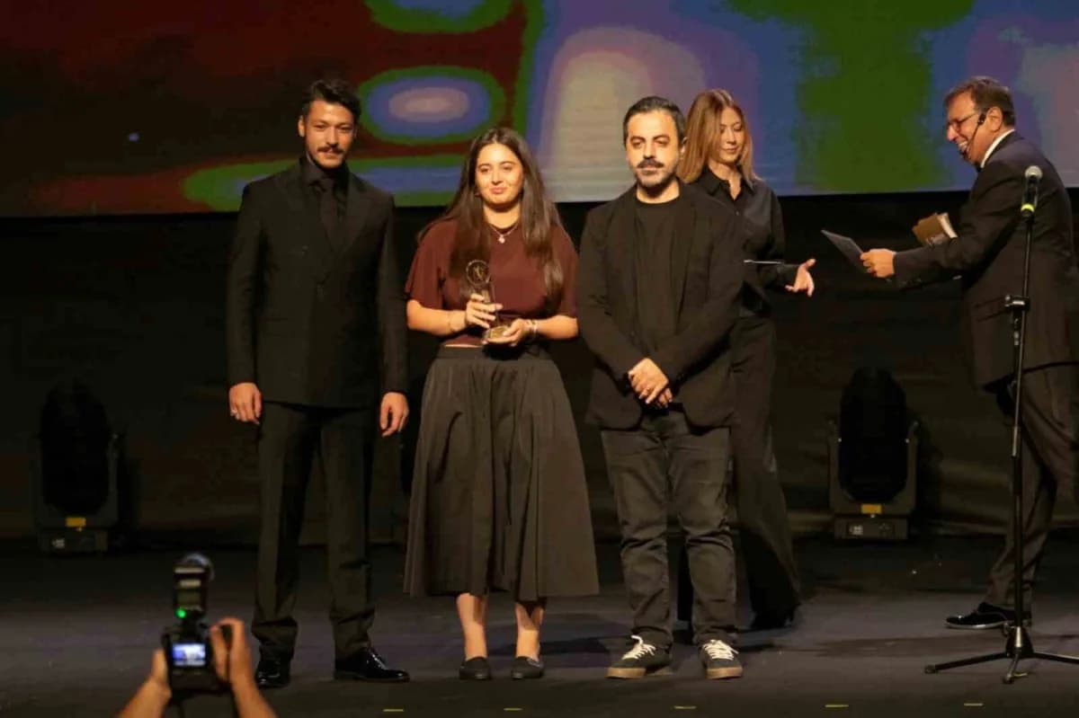 Ulviye Aleyna Sarıgül, Altın Koza Film Festivali’nde ödül töreninde ödülünü alırken