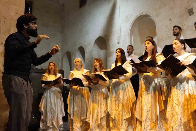 Vox Humanis korosu Şanlıurfa’da UNESCO müzik şöleninde Gazzeli çocuklar için özel eseri seslendirirken
