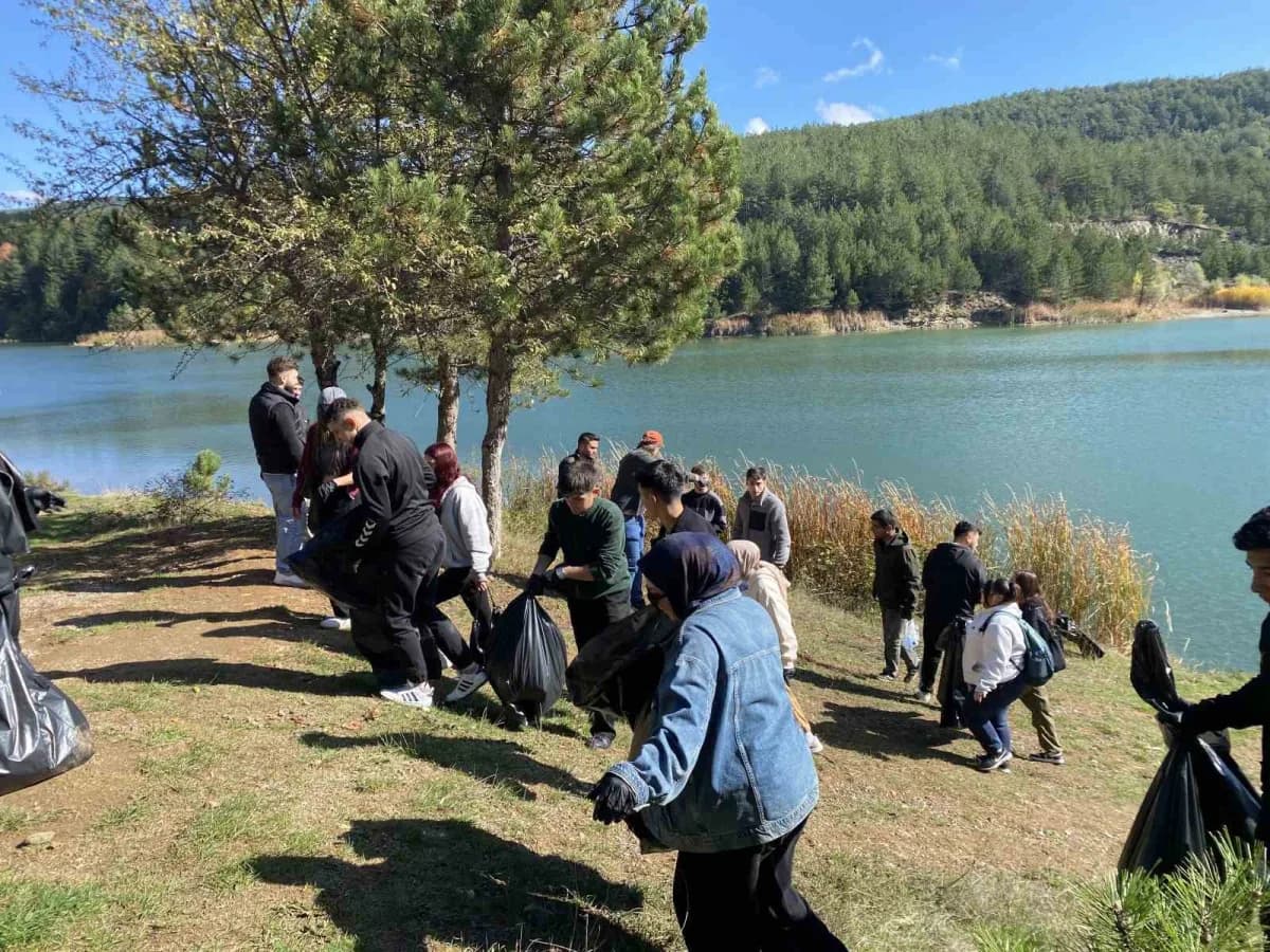 Üniversite öğrencileri hem manzaranın tadını çıkardı hem de tescilli gölette temizlik yaptı