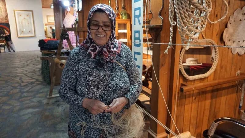 İzmir Tire’de urgan yapımında çalışan 66 yaşındaki Raife Baysal çark başında