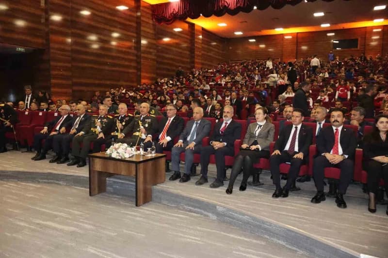 Van’da 29 Ekim Cumhuriyet Bayramı töreninde Atatürk heykeline çelenk sunulması