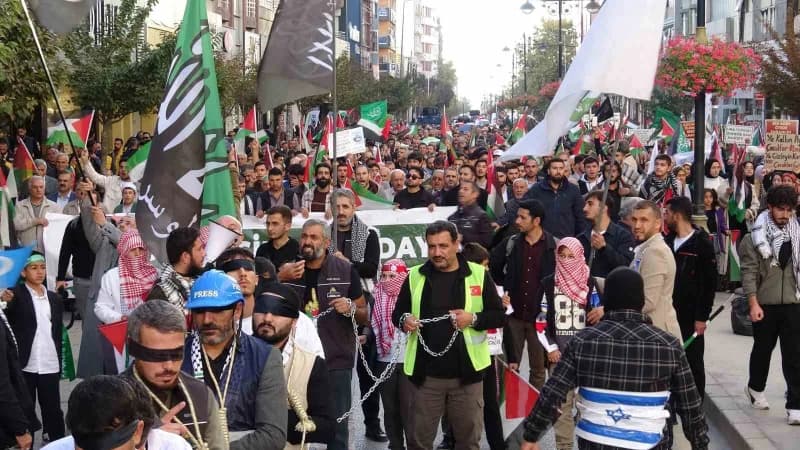 Van’da binlerce kişi ellerinde Türk ve Filistin bayraklarıyla Maraş Caddesi’nde yürüyüş yapıyor