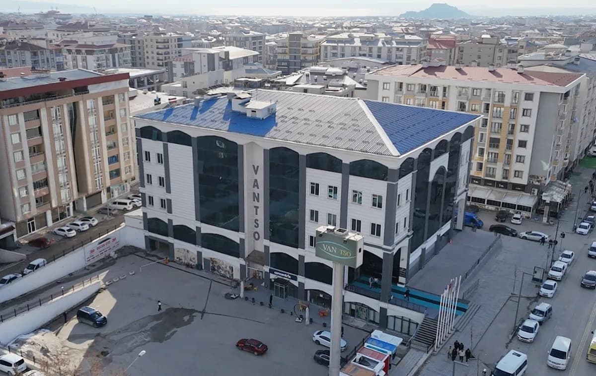 Van Ticaret ve Sanayi Odası binası önünde seçim süreciyle ilgili açıklama yapılıyor