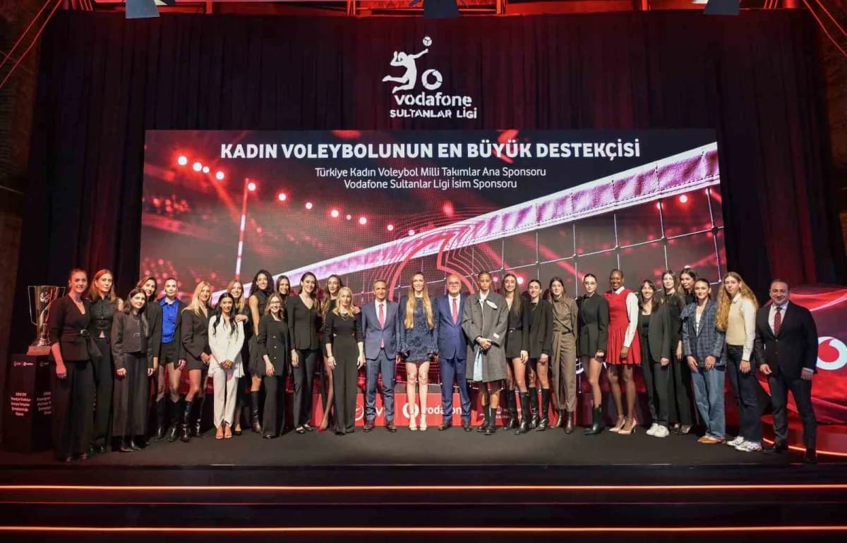 Vodafone logosu ve kadın voleybol takımı oyuncuları maç sırasında
