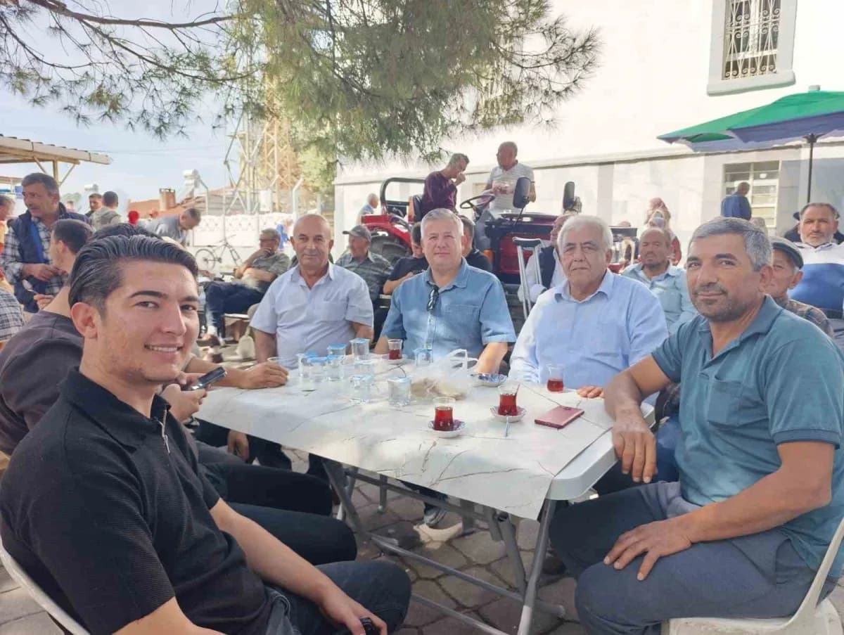 Manisa Gördes Yakaköy Mahallesi’nde düzenlenen geleneksel köy hayrında bir araya gelen vatandaşlar ve ikram edilen yöres