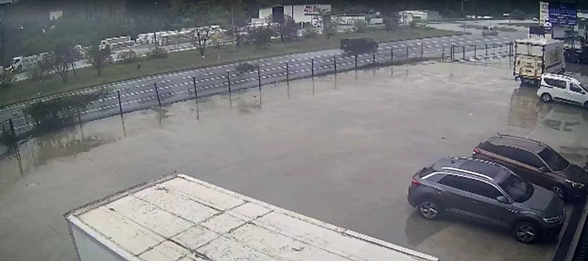 Yalova'da trafik kazası sonrası olay yerinde inceleme yapan ekipler