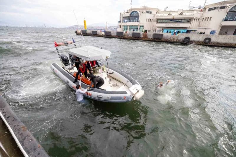İzmir Körfezi'nde arabalı yolcu gemisinde gerçekleştirilen yangın tatbikatından bir görüntü