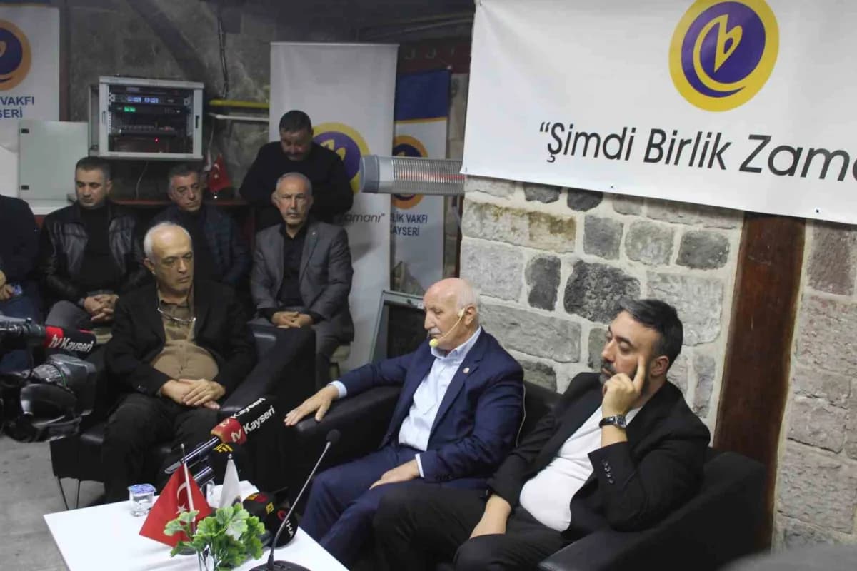 Yaşar Karayel Birlik Vakfı Kayseri Şubesi konferansında konuşma yaparken