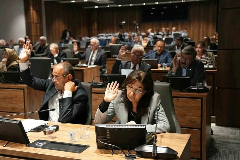 Yeşilyurt Belediye Meclisi Ekim ayı toplantısı sırasında meclis üyeleri salonunda oturuyor