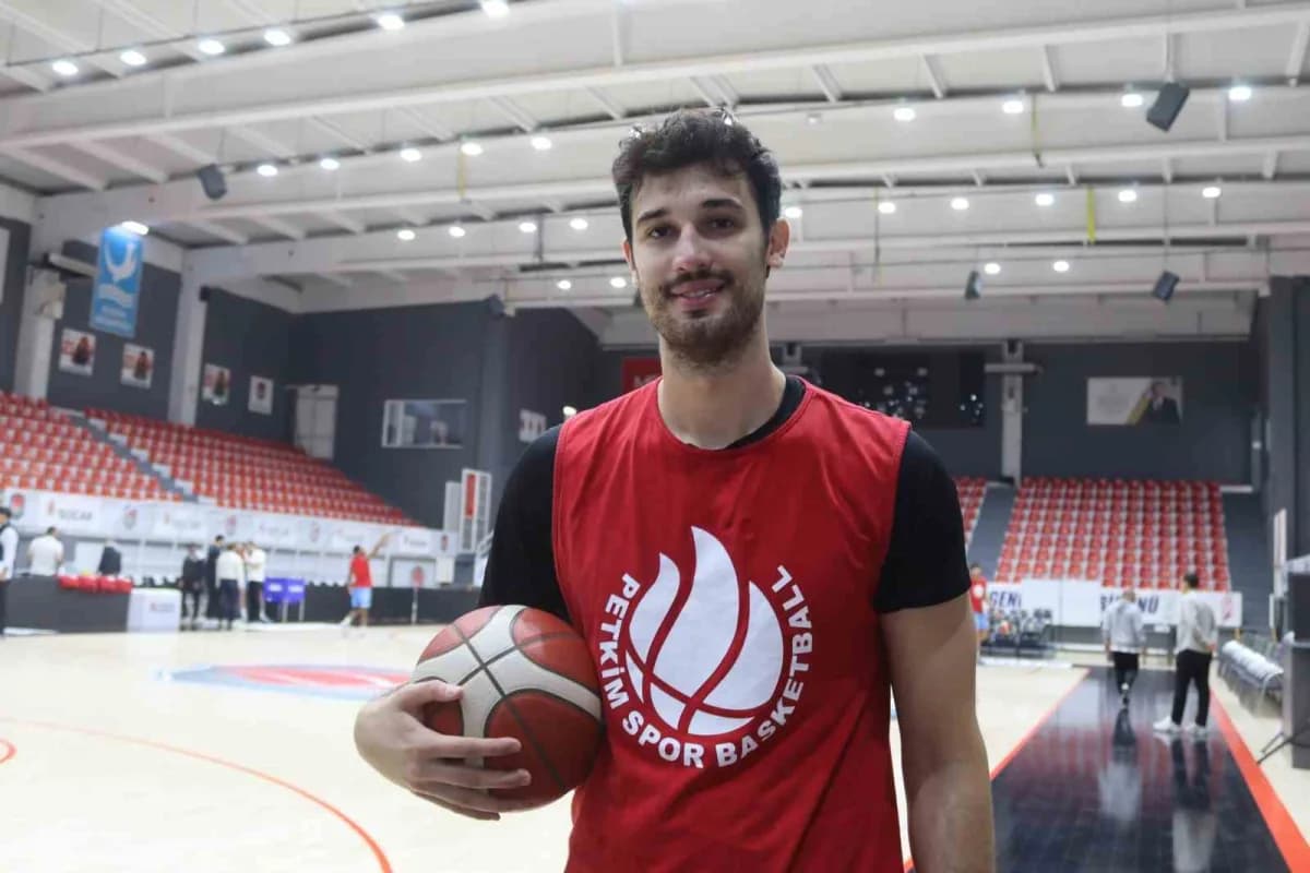Yiğit Onan Aliağa Petkimspor formasıyla basketbol oynarken