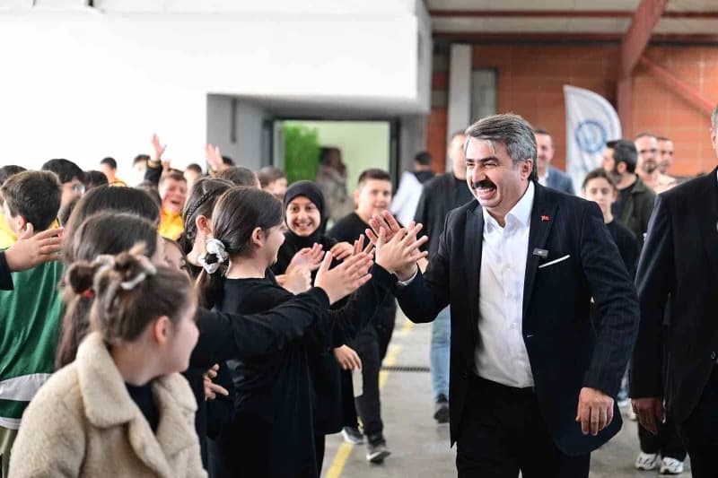 Yıldırım Belediye Başkanı Oktay Yılmaz, Mahmud Celaleddin Ökten İmam Hatip Ortaokulu’nda öğrencilerle sohbet ediyor