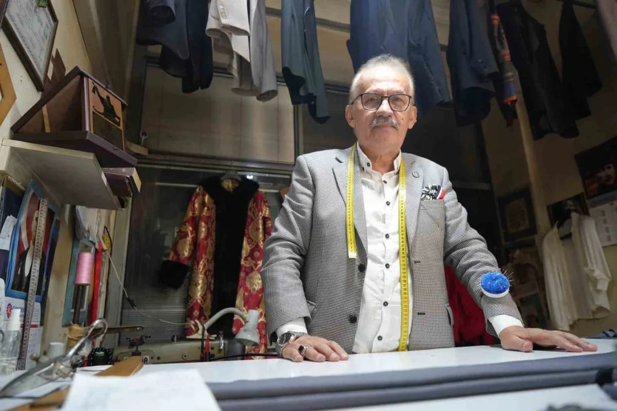 Samsun’da 60 yıldır terzilik yapan yılın Ahisi Haşim Uzun iş başında