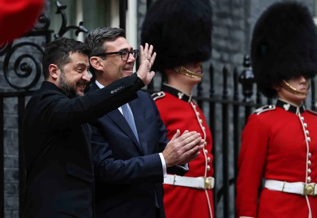 Ukrayna Devlet Başkanı Vladimir Zelenskiy ve İngiltere Başbakanı Burnham Londra’da görüşme yaparken